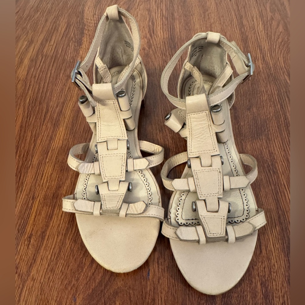 EUC Pour La Victoire Beige Leather Gladiator Sandals size 6